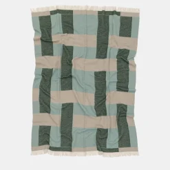 Coperta verde con frange e motivi intrecciati