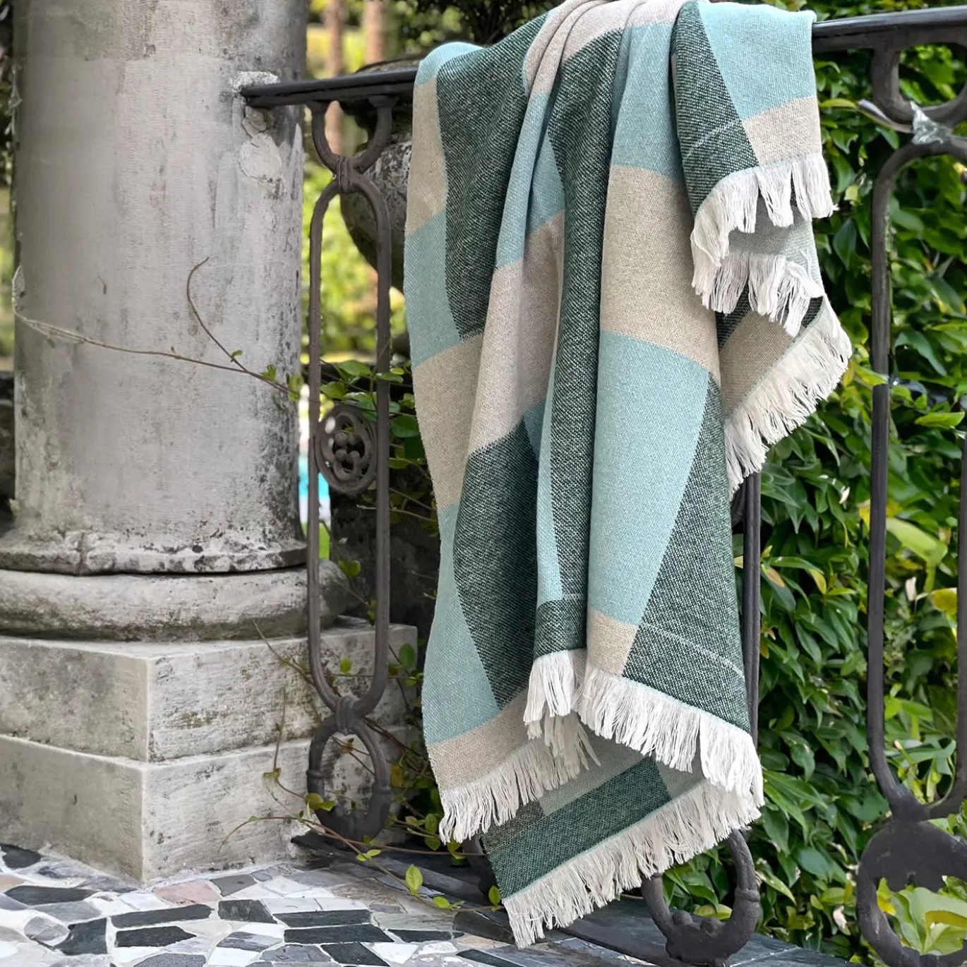 Coperta verde con frange e motivi intrecciati