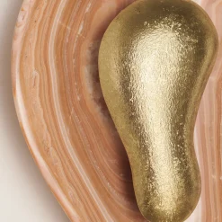 Coppia di Applique Oyster in onice e ottone martellato
