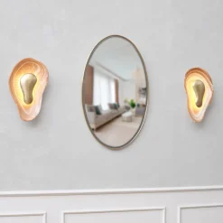 Coppia di Applique Oyster in onice e ottone martellato