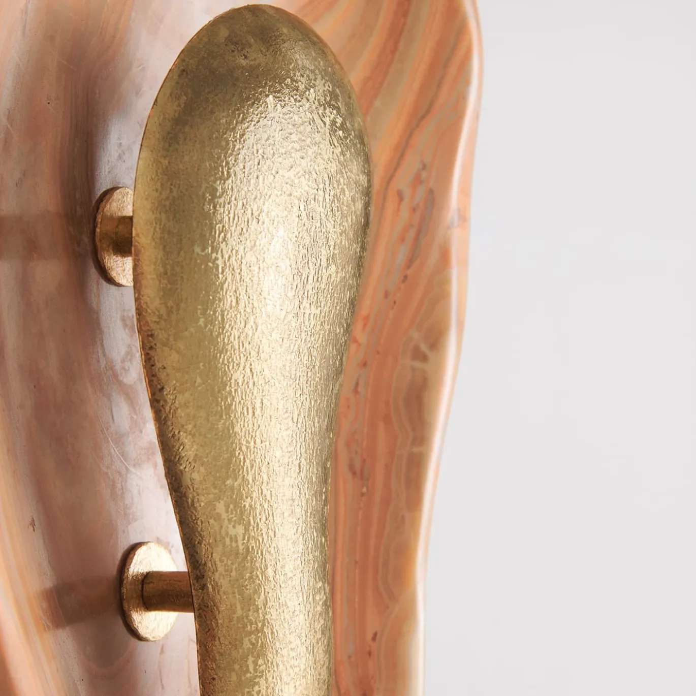 Coppia di Applique Oyster in onice e ottone martellato