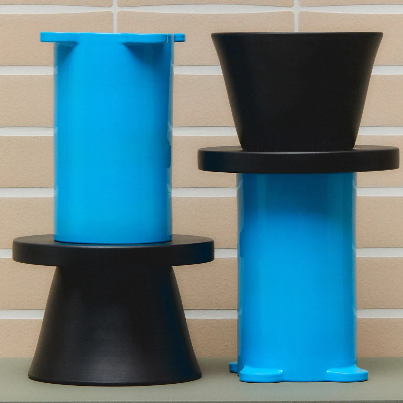 Coppie di Fatto Vasi Decorativi in Ceramica Neri e Blu di Nathalie Du Pasquier