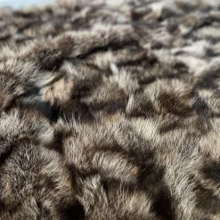 Copriletto Màrmora in pelliccia di marmotta grigia