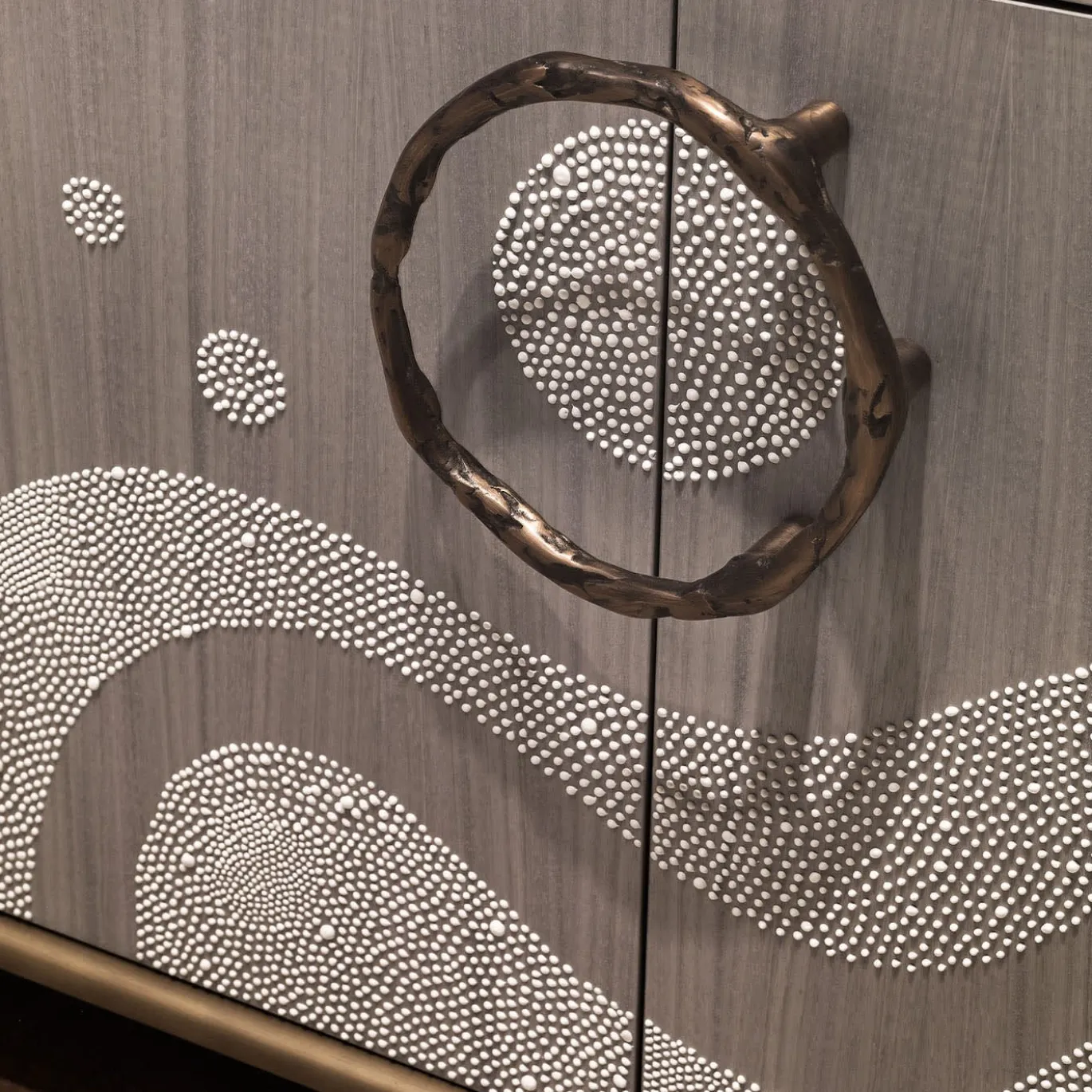 Credenza Aurora a 2 porte in legno intarsiato grigio