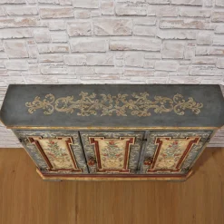 Credenza barocca del XVIII secolo in stile tirolese con decorazioni floreali