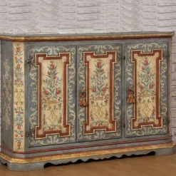 Credenza barocca del XVIII secolo in stile tirolese con decorazioni floreali