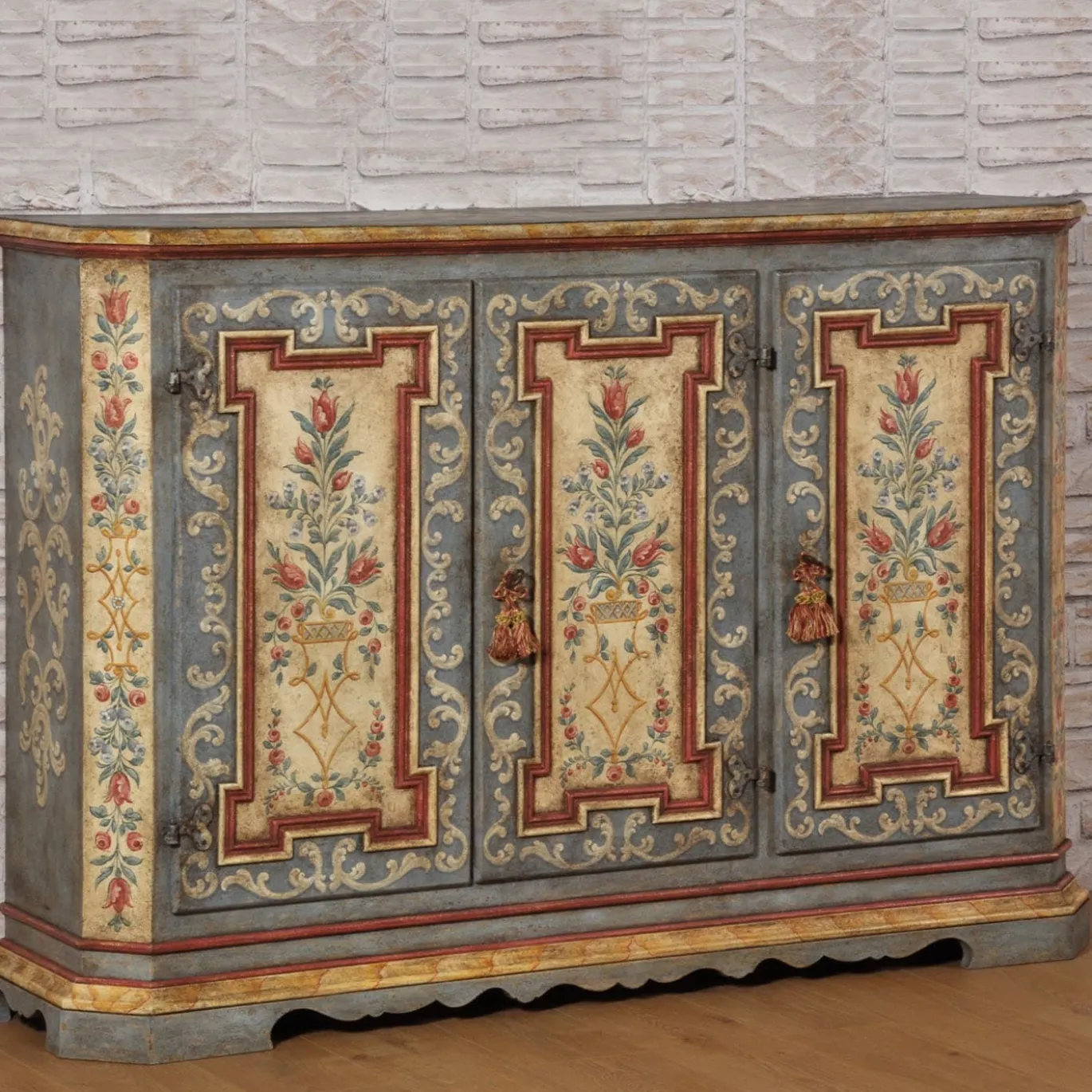Credenza barocca del XVIII secolo in stile tirolese con decorazioni floreali