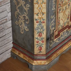 Credenza barocca del XVIII secolo in stile tirolese con decorazioni floreali
