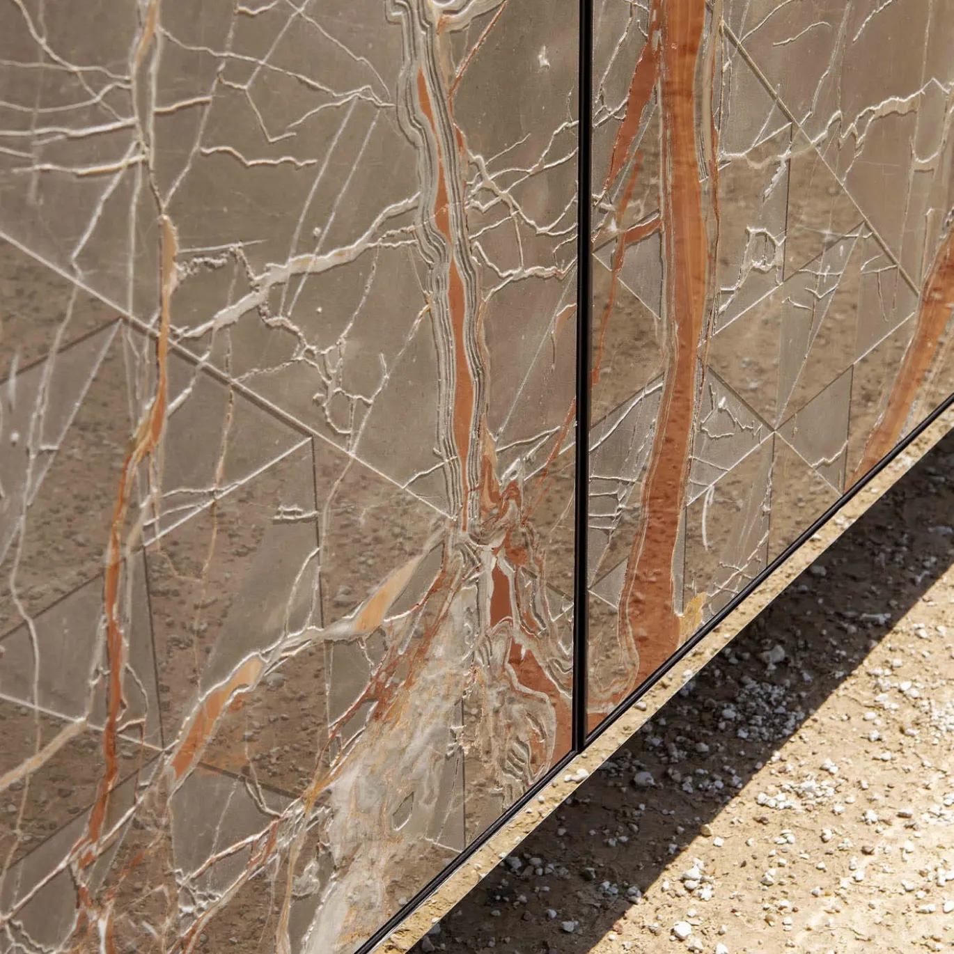 Credenza Beyond a 4 ante in marmo Ombra di Caravaggio
