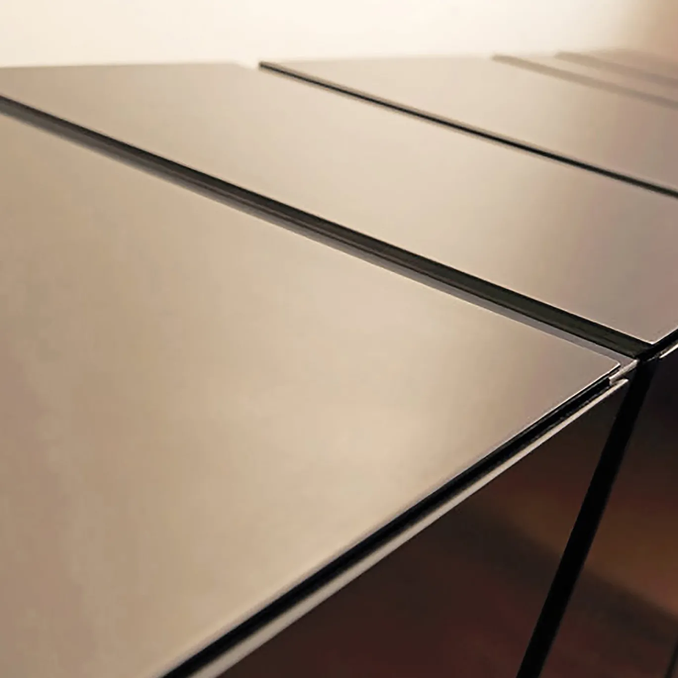 Credenza Bold in ferro nero di Roberto Del Dò
