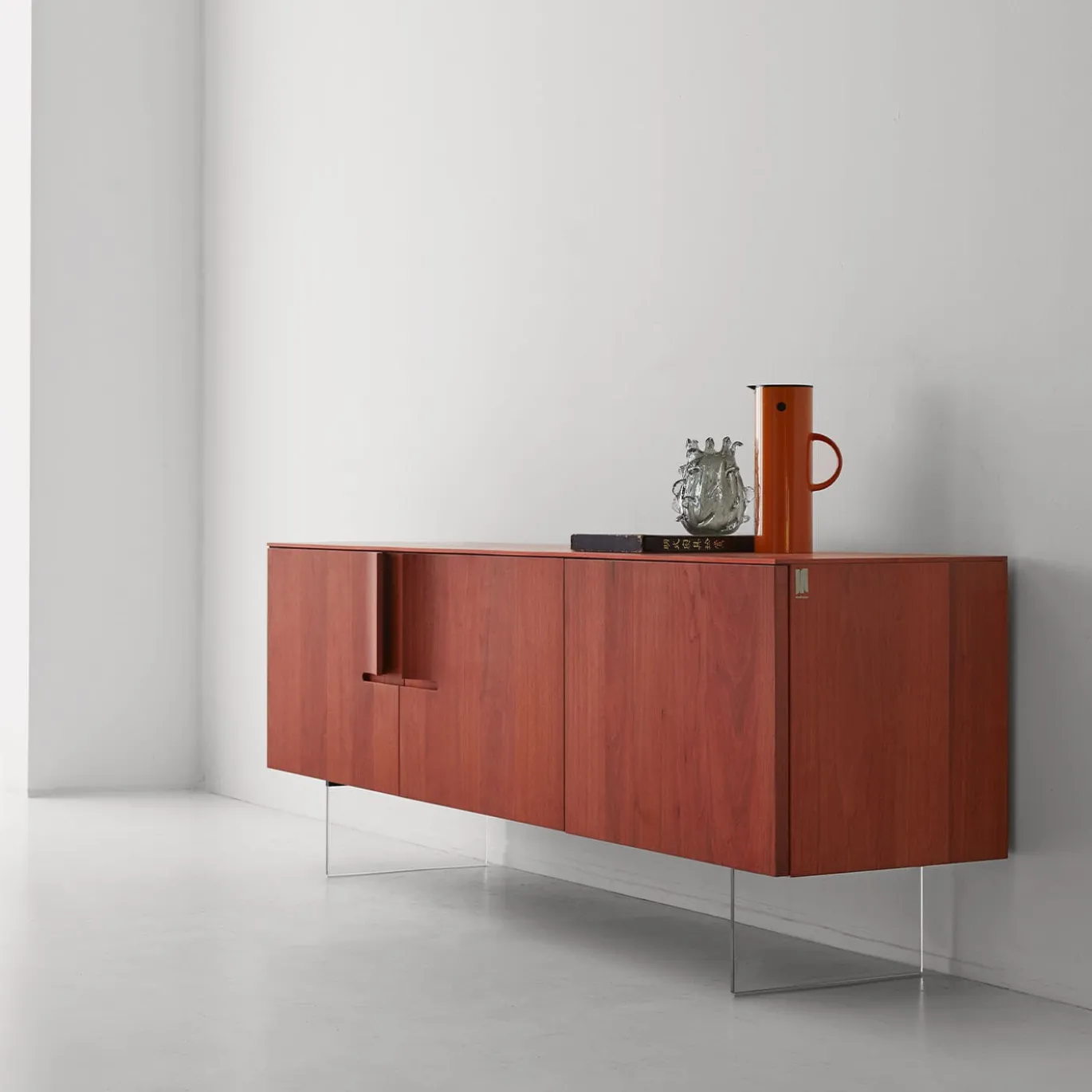 Credenza Book in noce rosso con ripiani in vetro