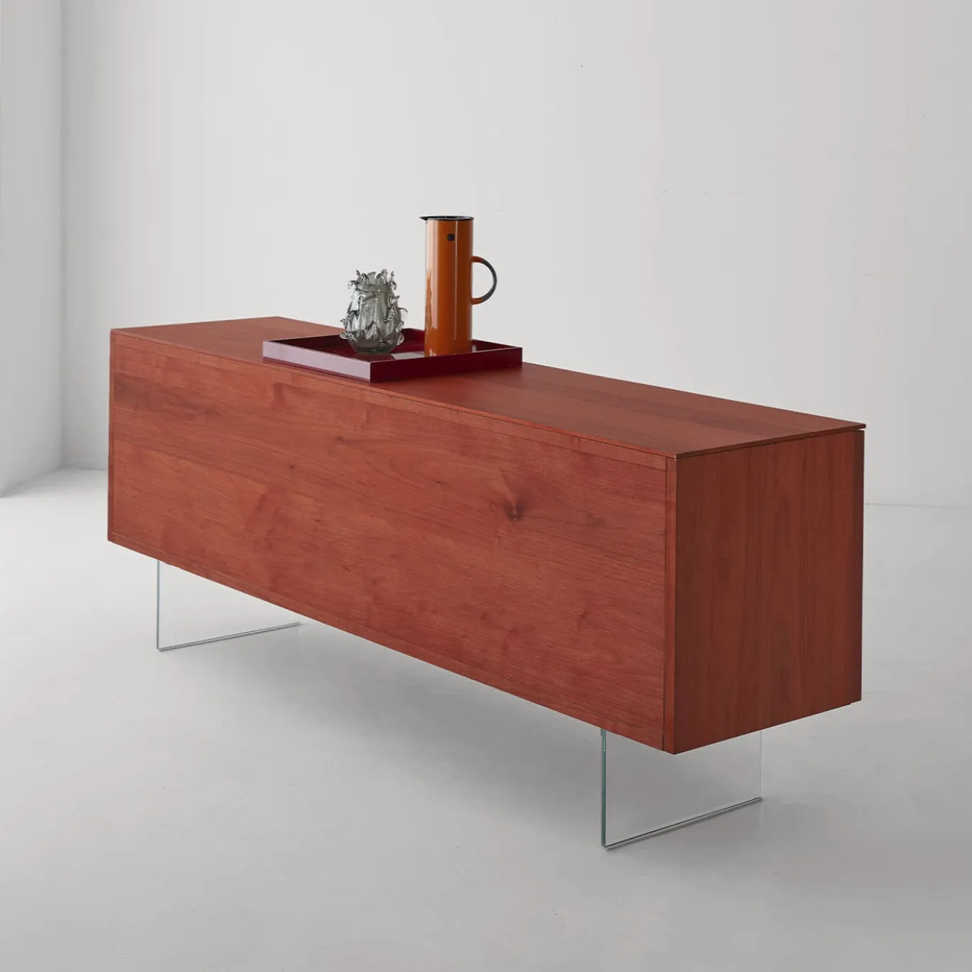 Credenza Book in noce rosso con ripiani in vetro