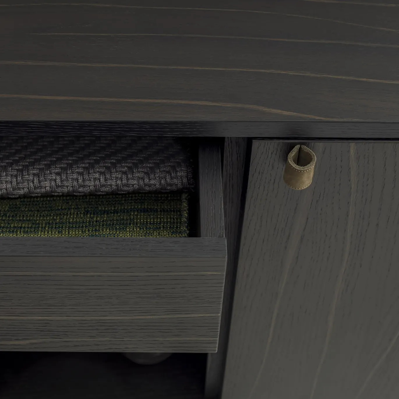 Credenza Canette a 4 ante in pelle nabuk verde salvia e rovere