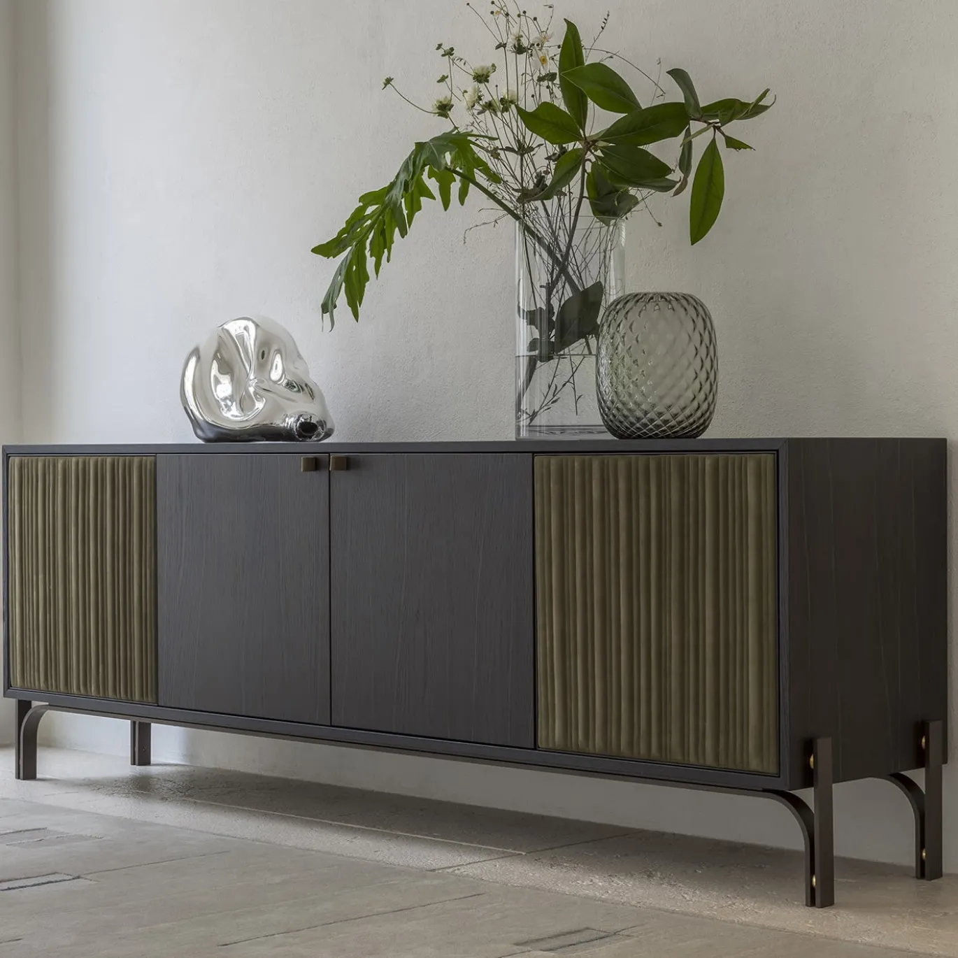 Credenza Canette a 4 ante in pelle nabuk verde salvia e rovere