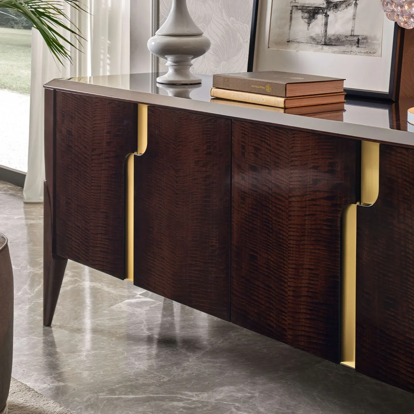 Credenza Clizia in legno di eucalipto scuro