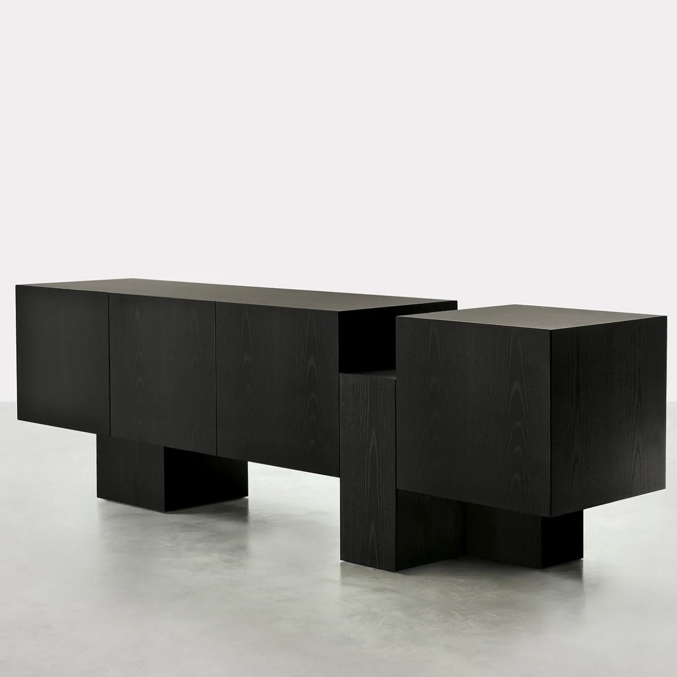 Credenza Dolmen in frassino nero di Dainelli Studio