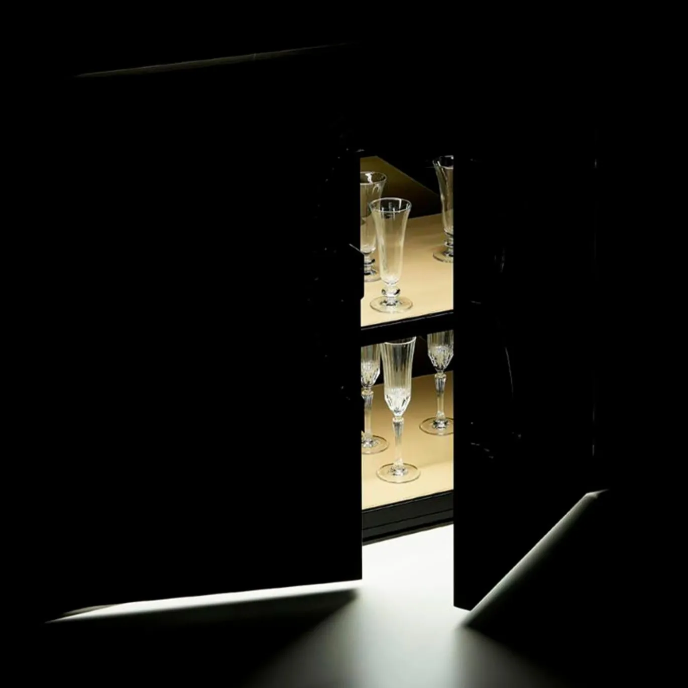 Credenza Fluxus con piano in marmo nero Aziz