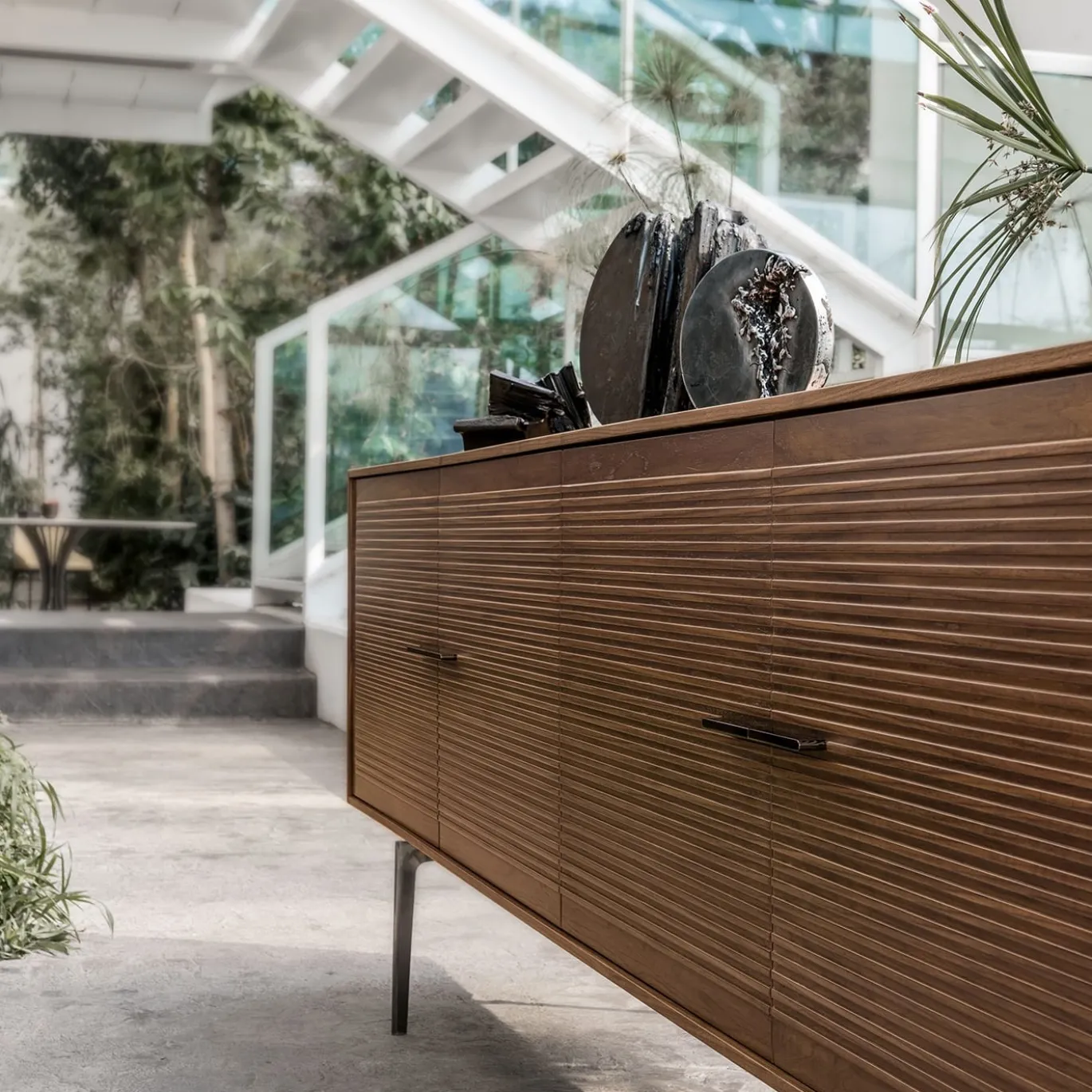 Credenza Galatea a 4 ante in noce rigato di Giuseppe Bavuso