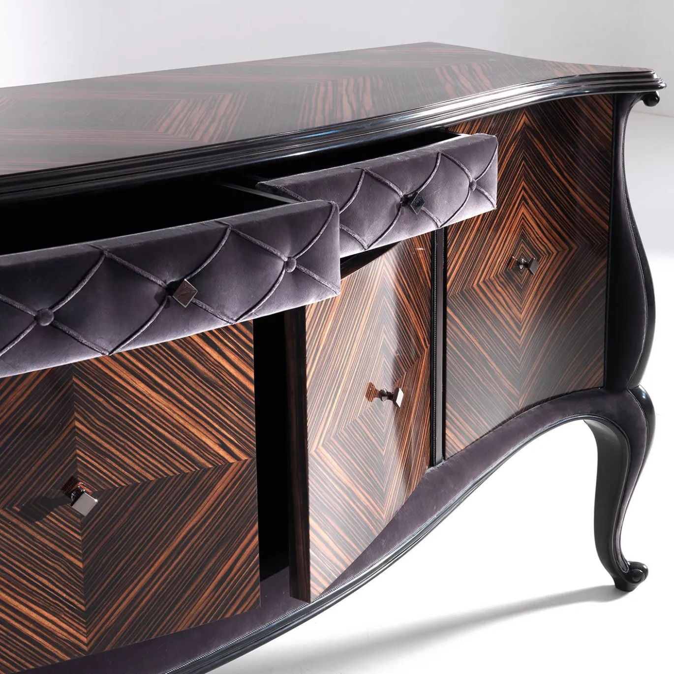 Credenza in ebano e velluto