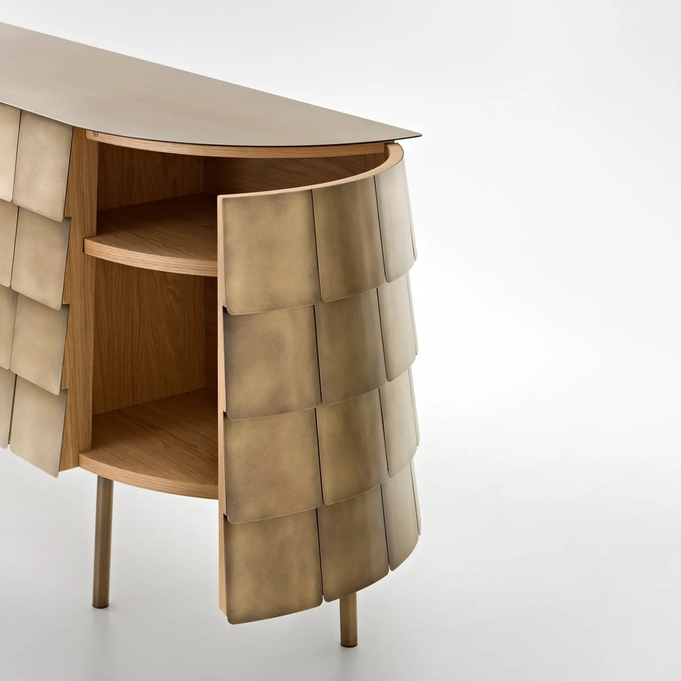 Credenza in ottone Yoroi di Alessandro Masturzo