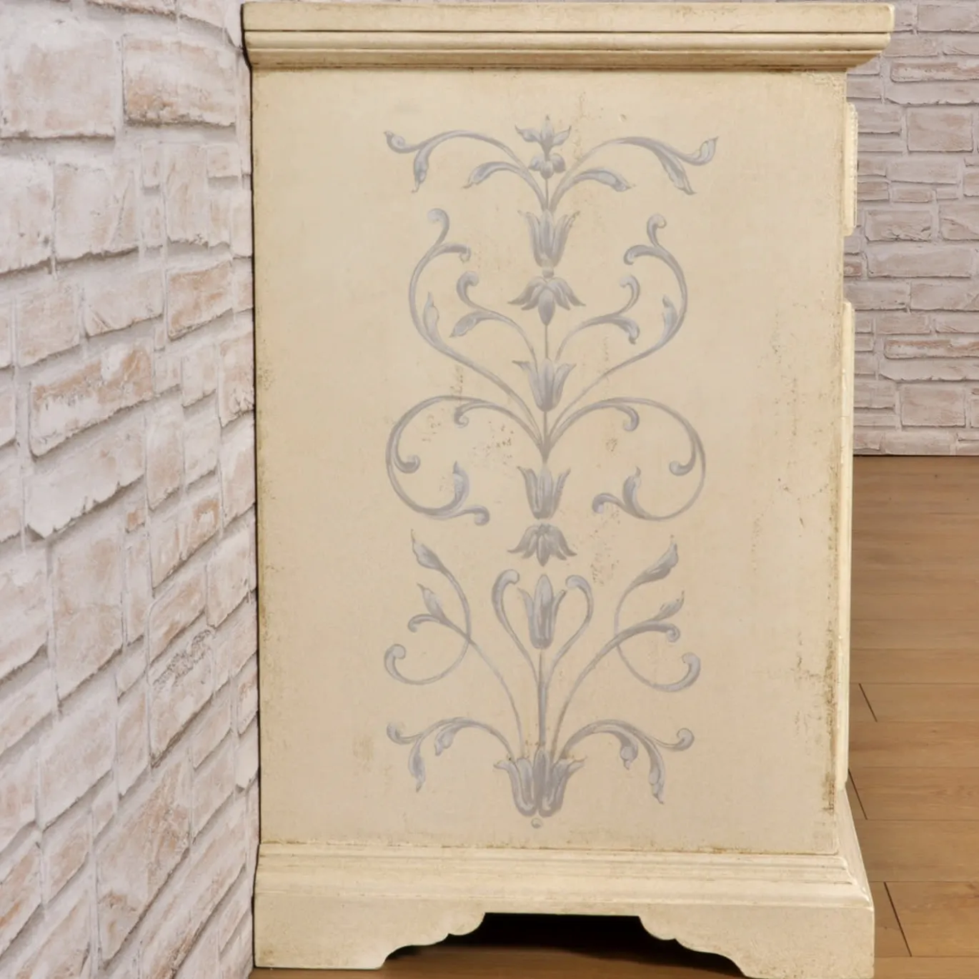 Credenza In Stile Tirolese Dipinta a Mano in Legno