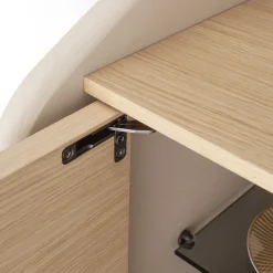 Credenza INTARSIO laccata marmorino con scocca in rovere naturale intarsiata a mano