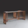 Credenza Iroko con ripiani in cristallo