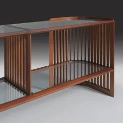 Credenza Iroko con ripiani in cristallo