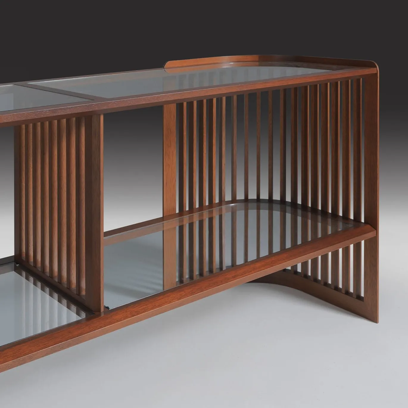 Credenza Iroko con ripiani in cristallo