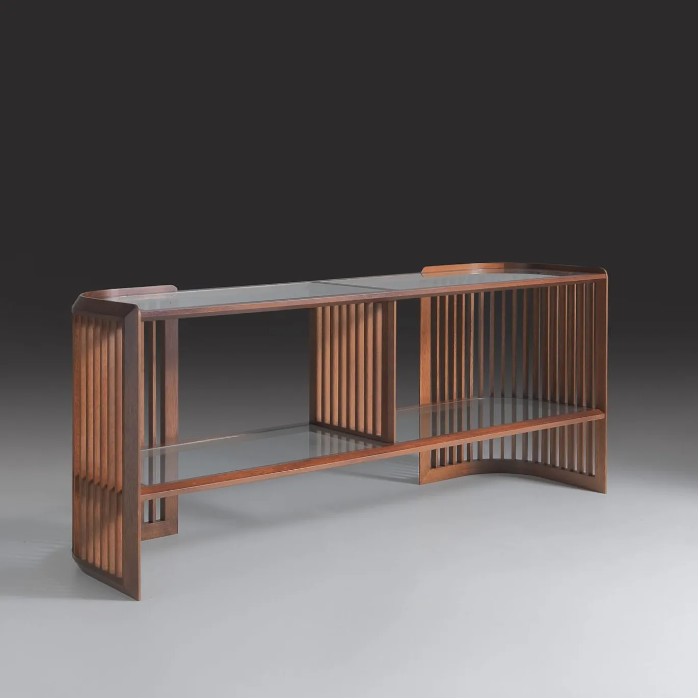 Credenza Iroko con ripiani in cristallo