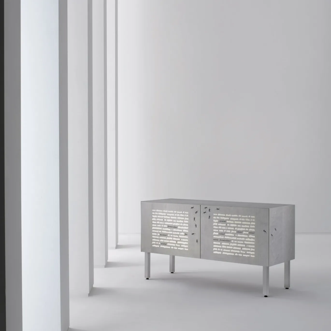 Credenza Le formiche nere Intarsia di Emilio Isgrò