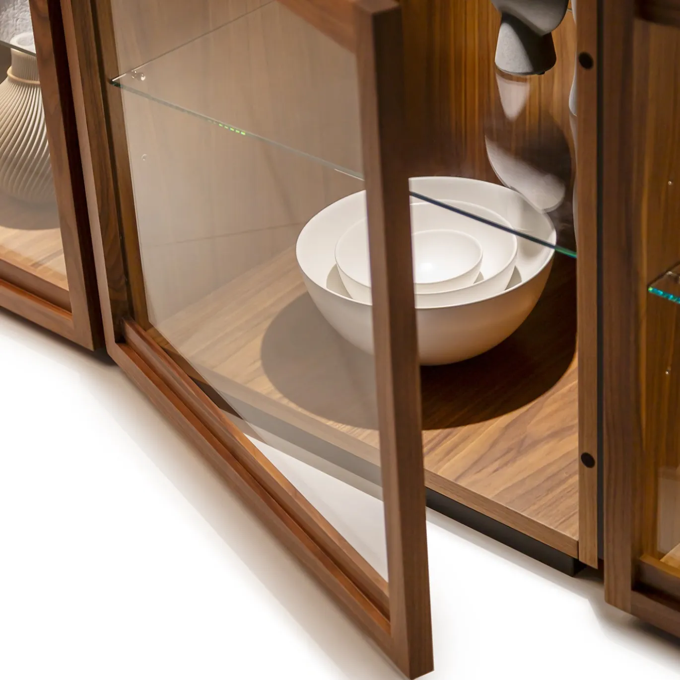 Credenza modulare Mesh con 4 contenitori e ante in vetro di Gabriele Cappelletti