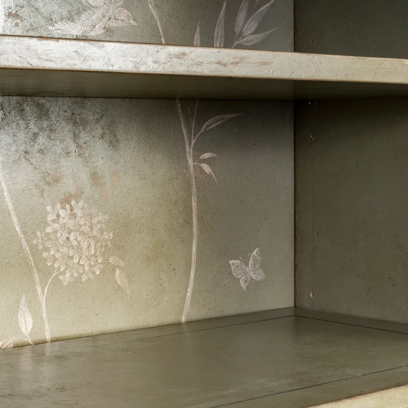 Credenza Padua Hutch Nera con rami verdi in crescita