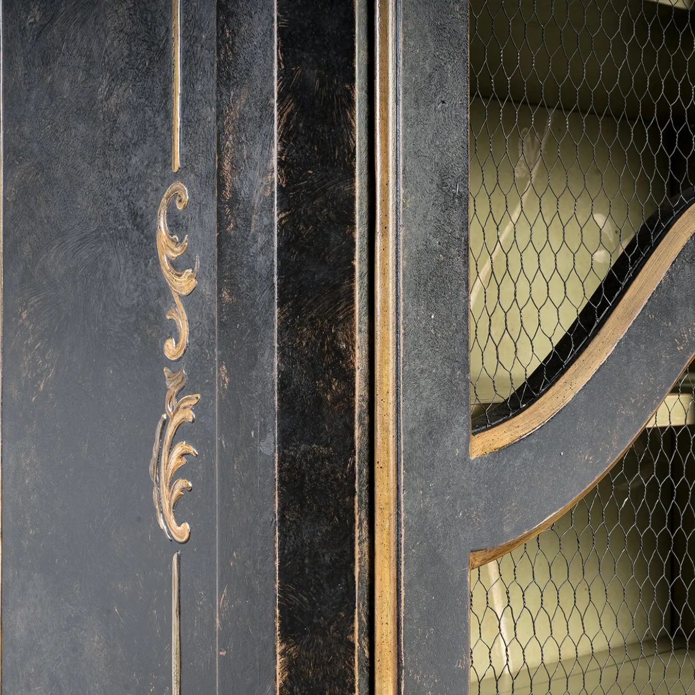 Credenza Padua Hutch Nera con rami verdi in crescita