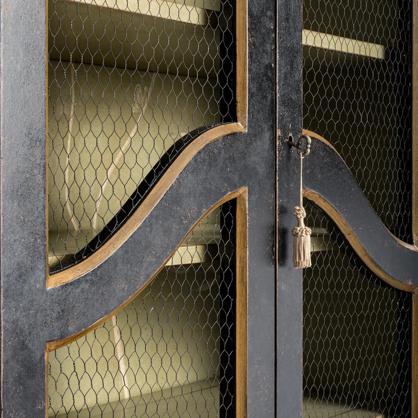 Credenza Padua Hutch Nera con rami verdi in crescita