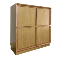 Credenza quadrata a 4 ante in rovere di Mascia Meccani