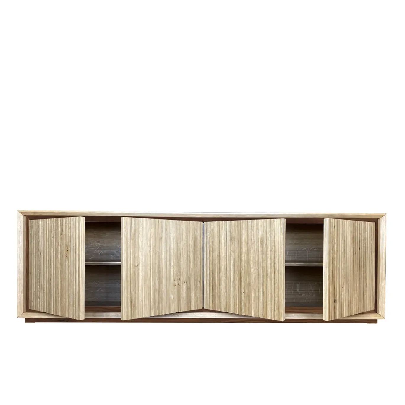 Credenza scanalata a 4 ante Fuga Noce Uno di Mascia Meccani