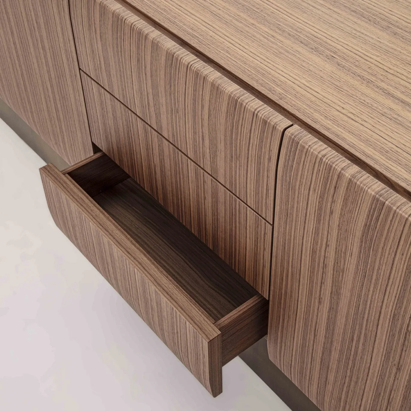 Credenza SIR 3 in noce con base in ottone bronzato