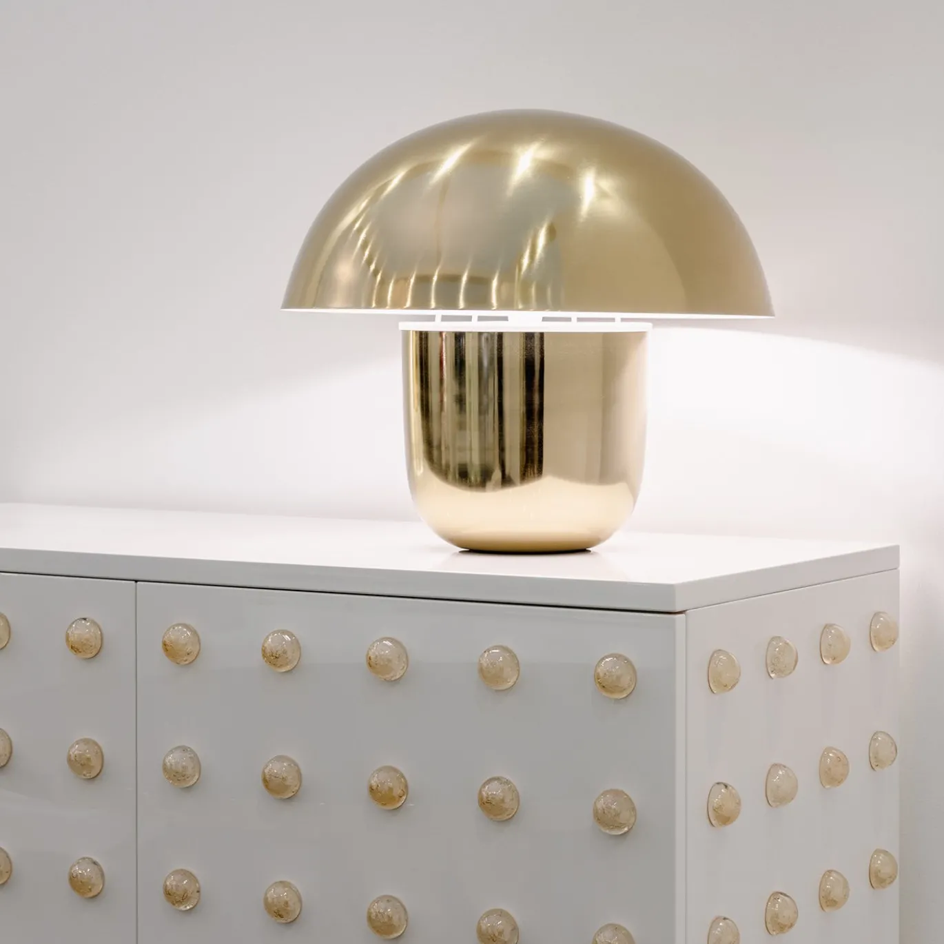 Credenza Sphera in laccato bianco lucido con dettagli in vetro di Murano