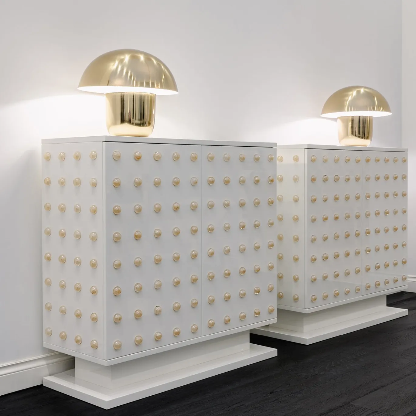 Credenza Sphera in laccato bianco lucido con dettagli in vetro di Murano