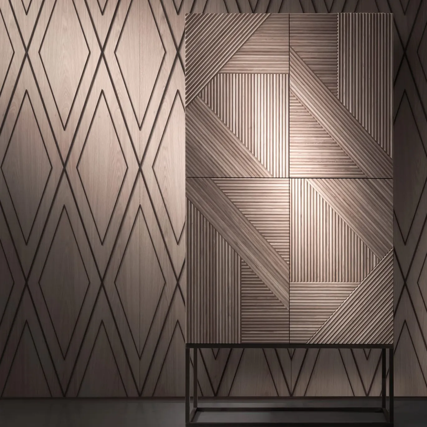 Credenza Stripes in legno naturale con base in ottone