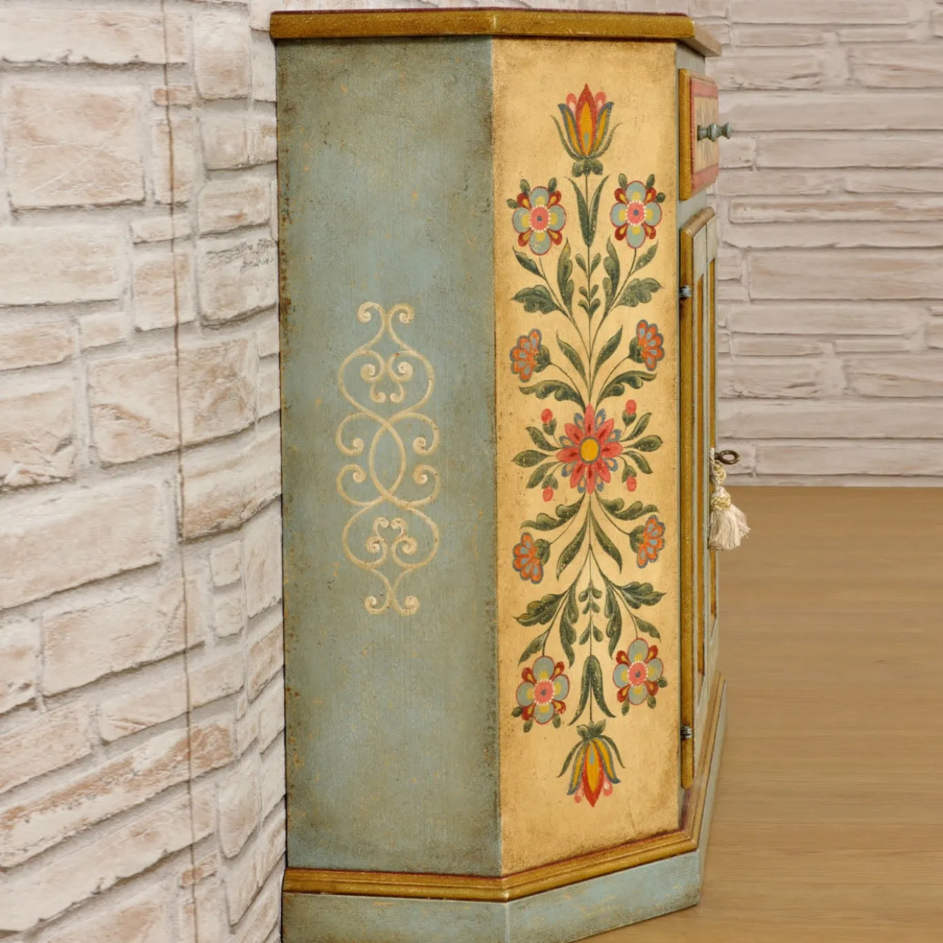 Credenza tirolese del '700 dipinta a mano Tirolesi