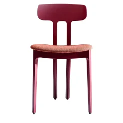 C Una sedia rosso opaco