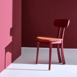 C Una sedia rosso opaco