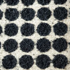 Cuscino Armoise quadrato in bouclé bianco e nero a pois