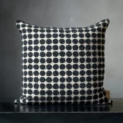 Cuscino Armoise quadrato in bouclé bianco e nero a pois