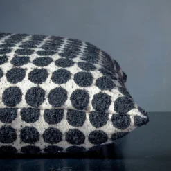 Cuscino Armoise quadrato in bouclé bianco e nero a pois
