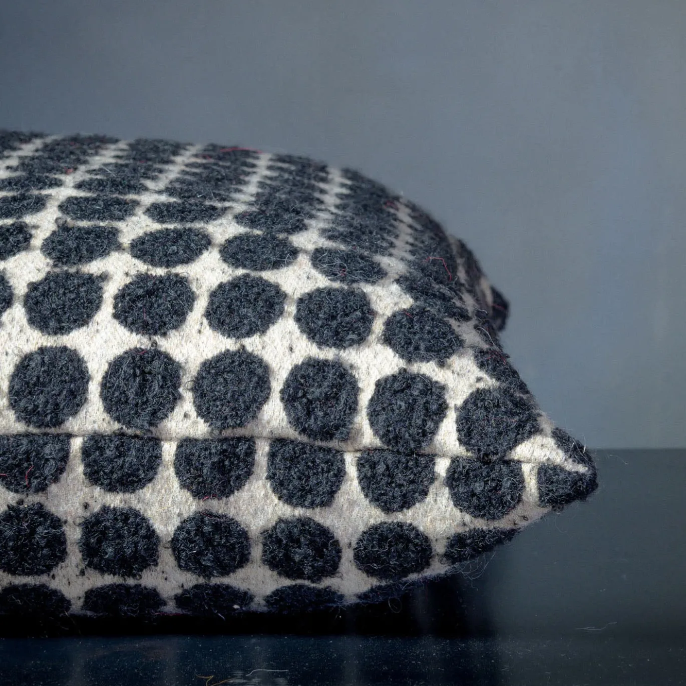 Cuscino Armoise quadrato in bouclé bianco e nero a pois