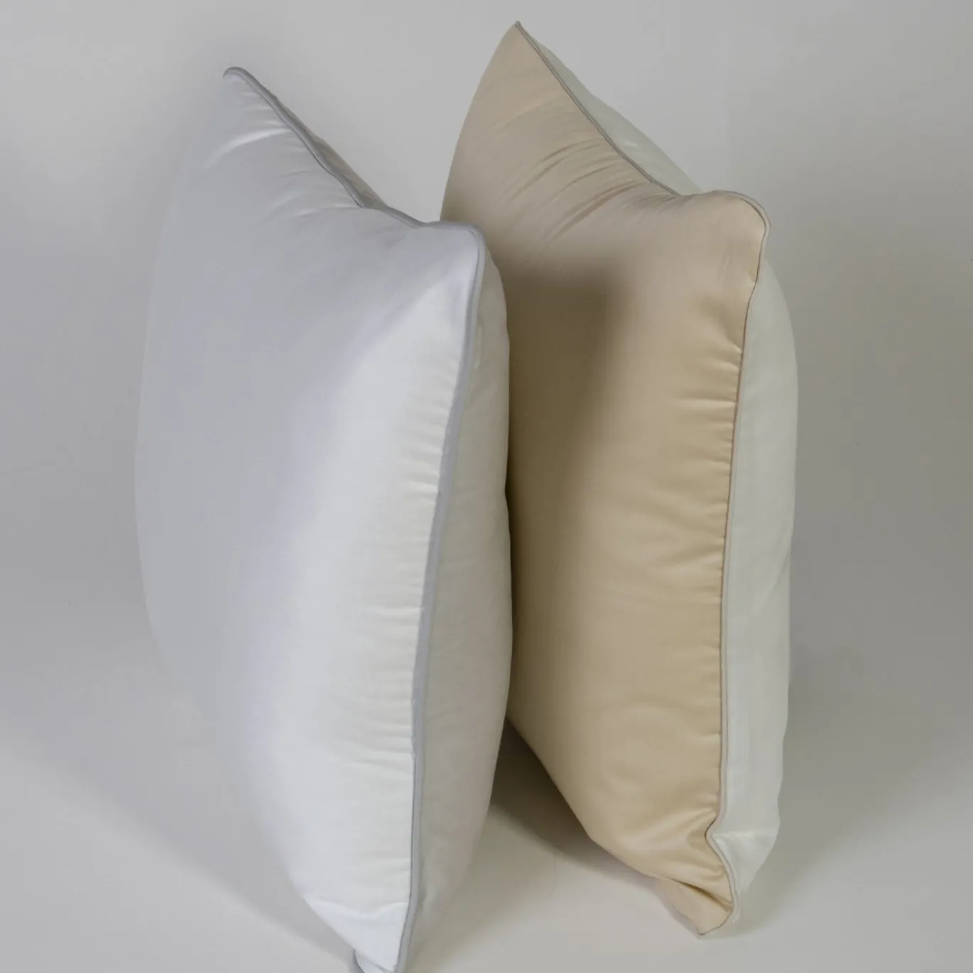 Cuscino bicolore Anthe Piping bianco e grigio