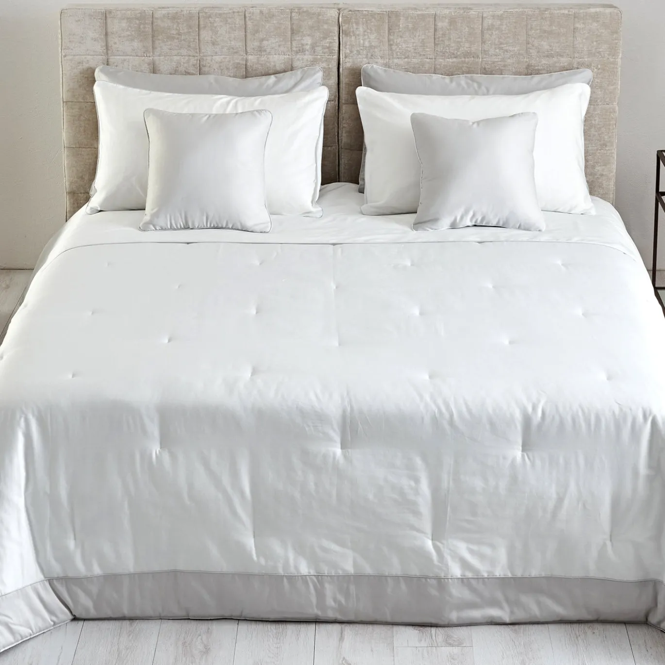 Cuscino bicolore Anthe Piping bianco e grigio